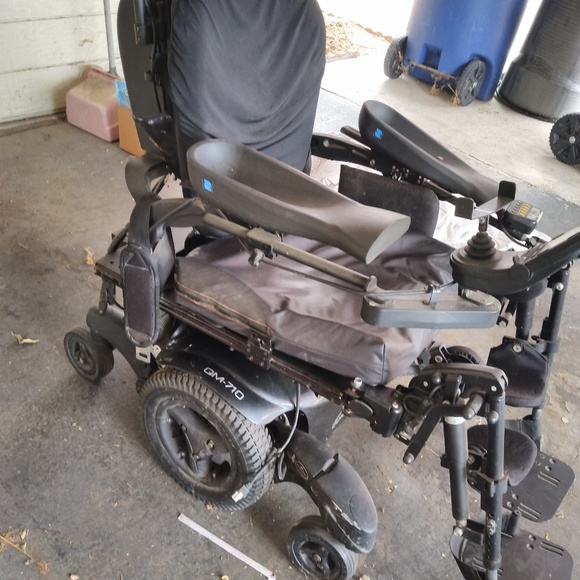 Motorize wheel chair for a paraplegic man disabled - Picture 4 of 7